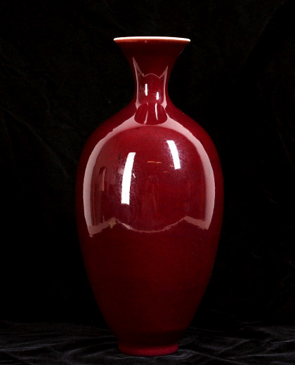 A PETER PINNELL SANG DE BEOUF STUDIO POTTERY VASE