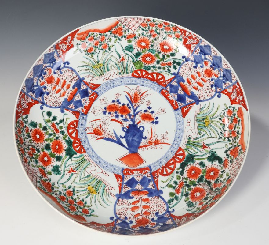 A LARGE 19TH CENTURY IMARI CHARGER