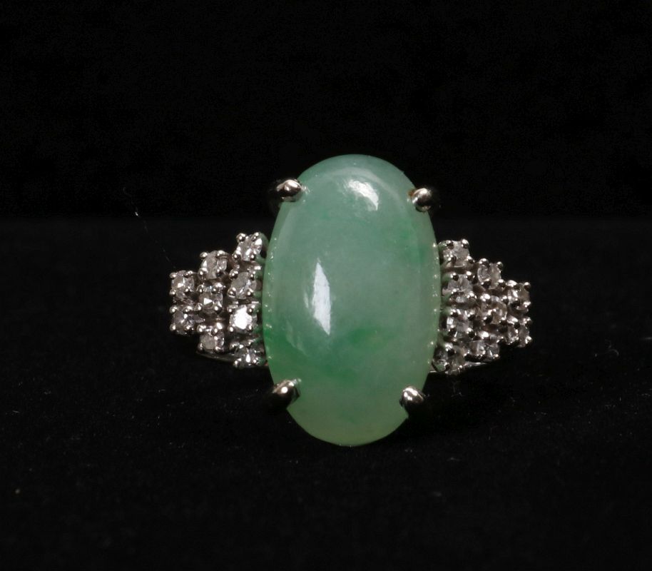 A 14K WHITE GOLD RING WITH JADE AND DIAMONDS