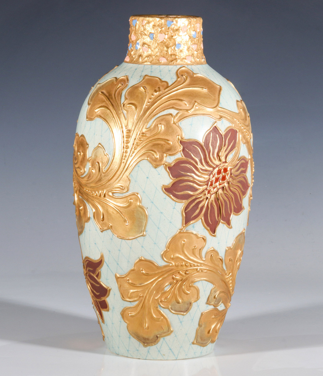 A 19C WEDGWOOD VASE WITH HEAVY GOLD APPLICATION