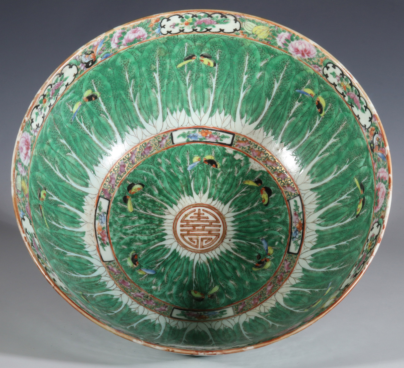 A MID 19TH CENTURY CHINESE CANTON EXPORT BOWL
