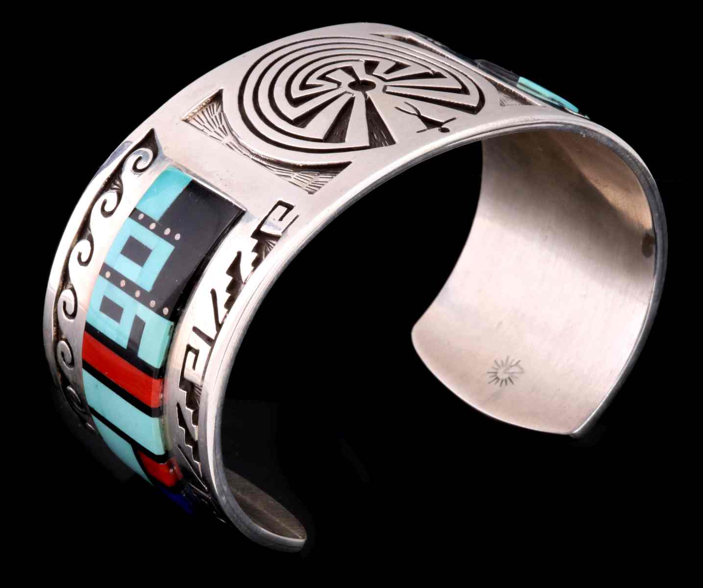 AN INLAID CALVIN PETERSON MAN IN THE MAZE BRACELET