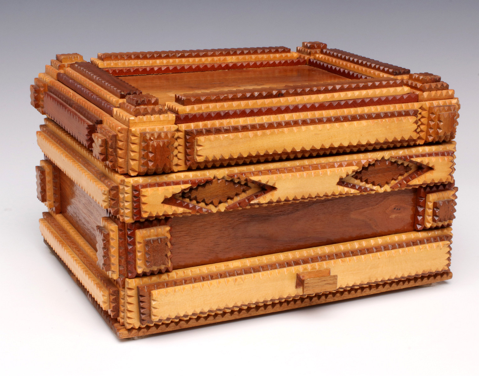 A CONTEMPORARY CHIP CARVED TRAMP ART TYPE BOX