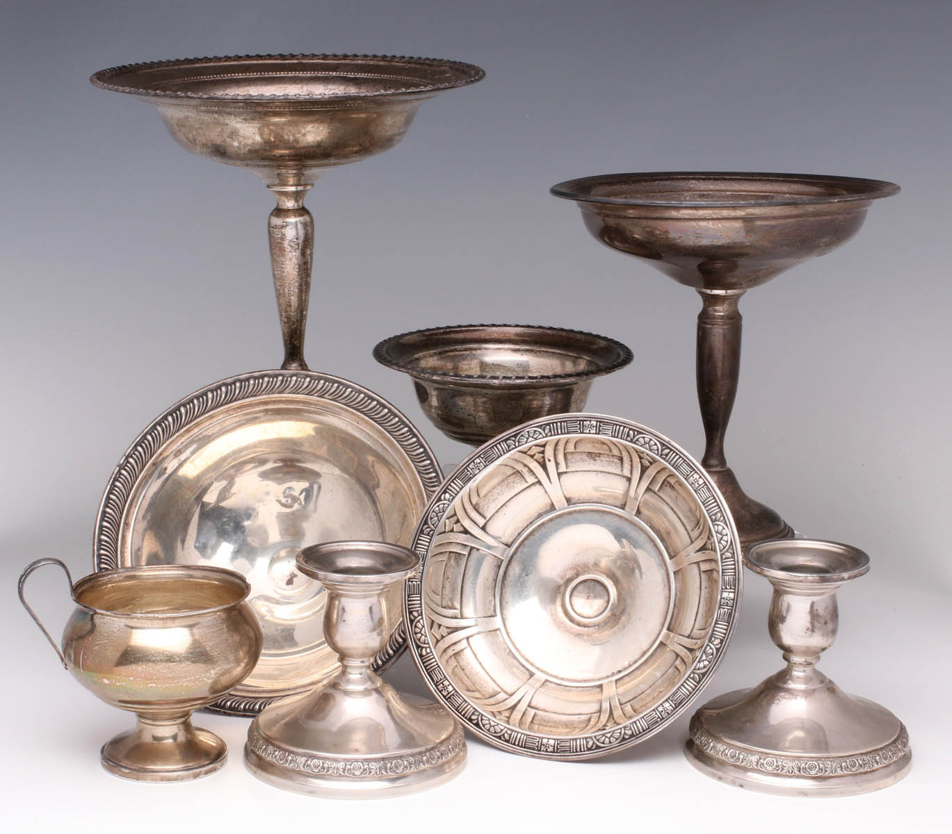 AN ESTATE LOT OF WEIGHTED STERLING SILVER OBJECTS