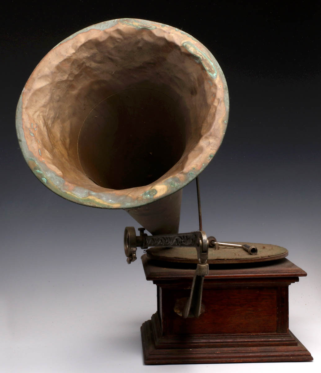 AN EARLY FRONT MOUNT BRASS HORN PHONOGRAPH