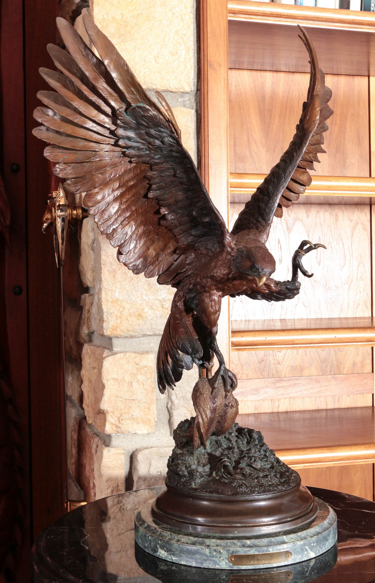 A LARGE HIGHLY DETAILED BRONZE FALCON SCULPTURE