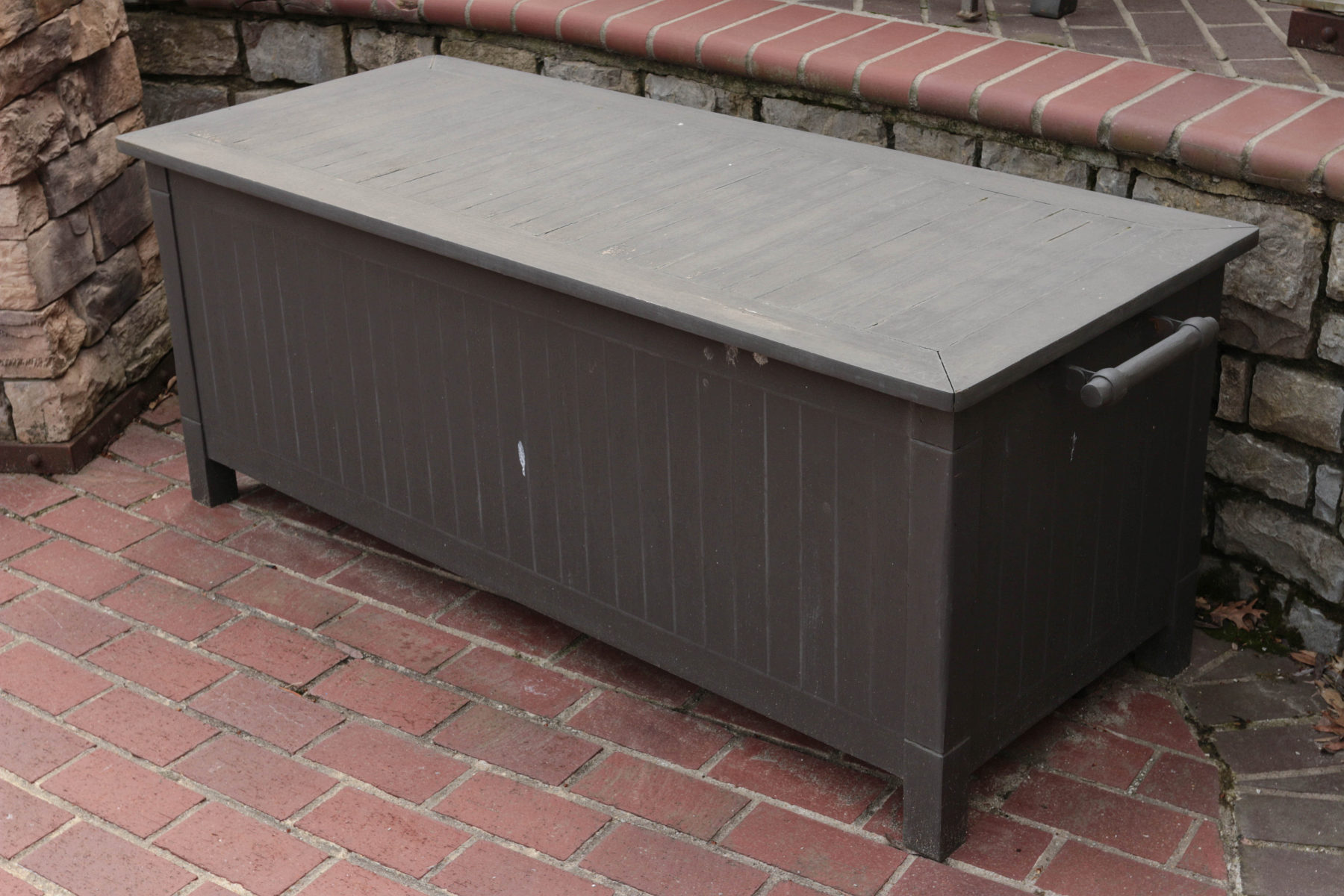A WOOD OUTDOOR STORAGE CHEST