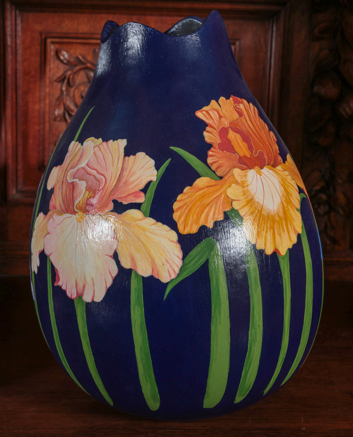A HAND PAINTED VASE BY SANTA FE ARTIST