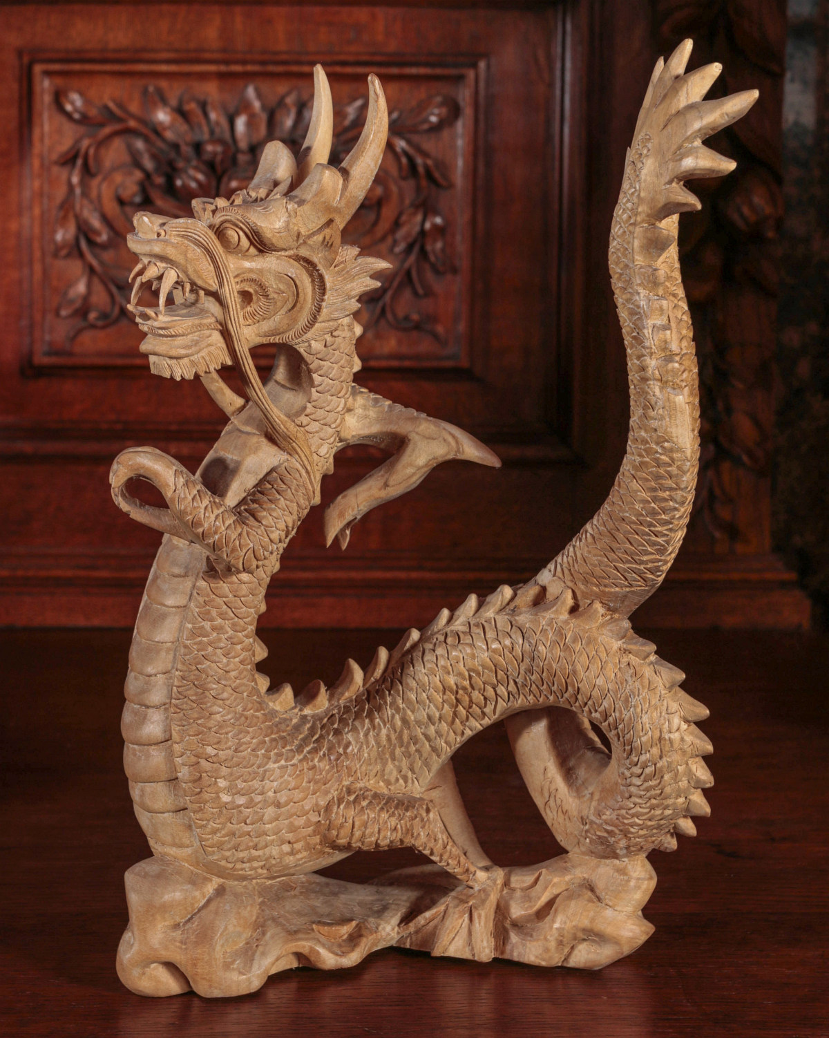A 20TH CENT TABLETOP WOOD CARVING OF A DRAGON