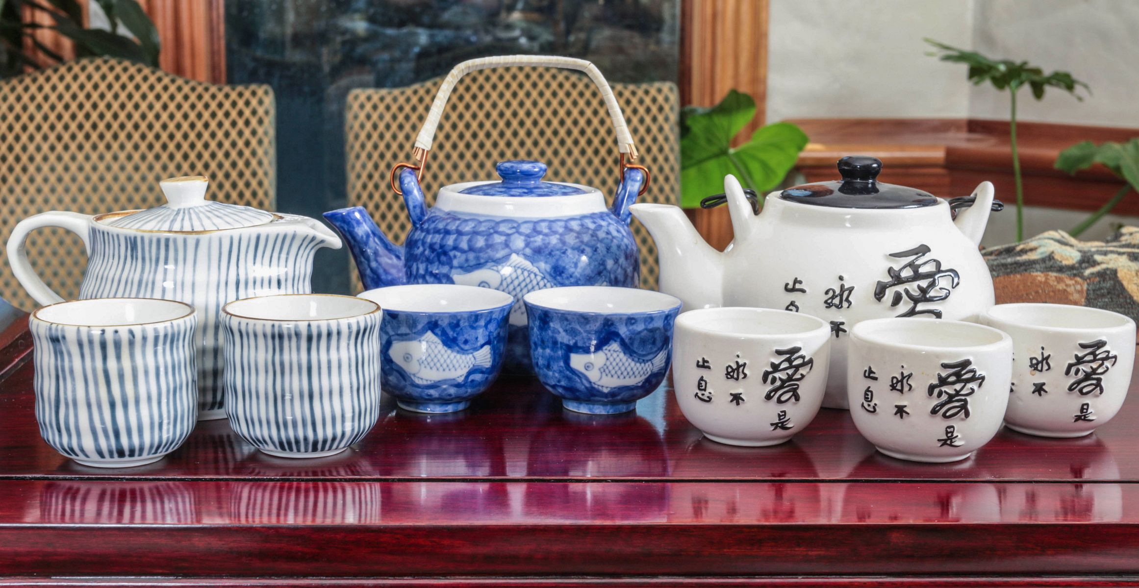A COLLECTION OF CONTEMPORARY TEAPOTS AND CUPS