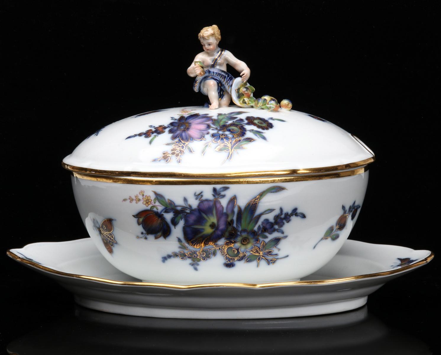A MEISSEN PORCELAIN COVERED SAUCE DISH WITH FIGURE