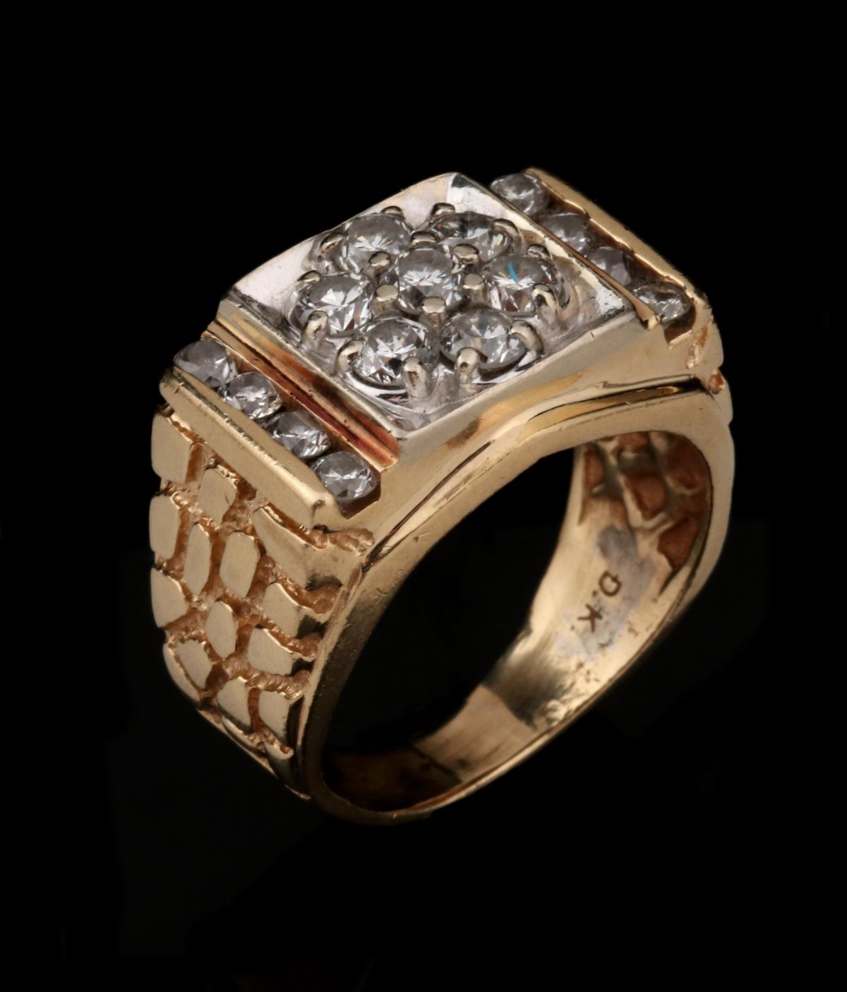 A GENT'S 14K GOLD AND DIAMOND RING, 1.25 CARATS TW
