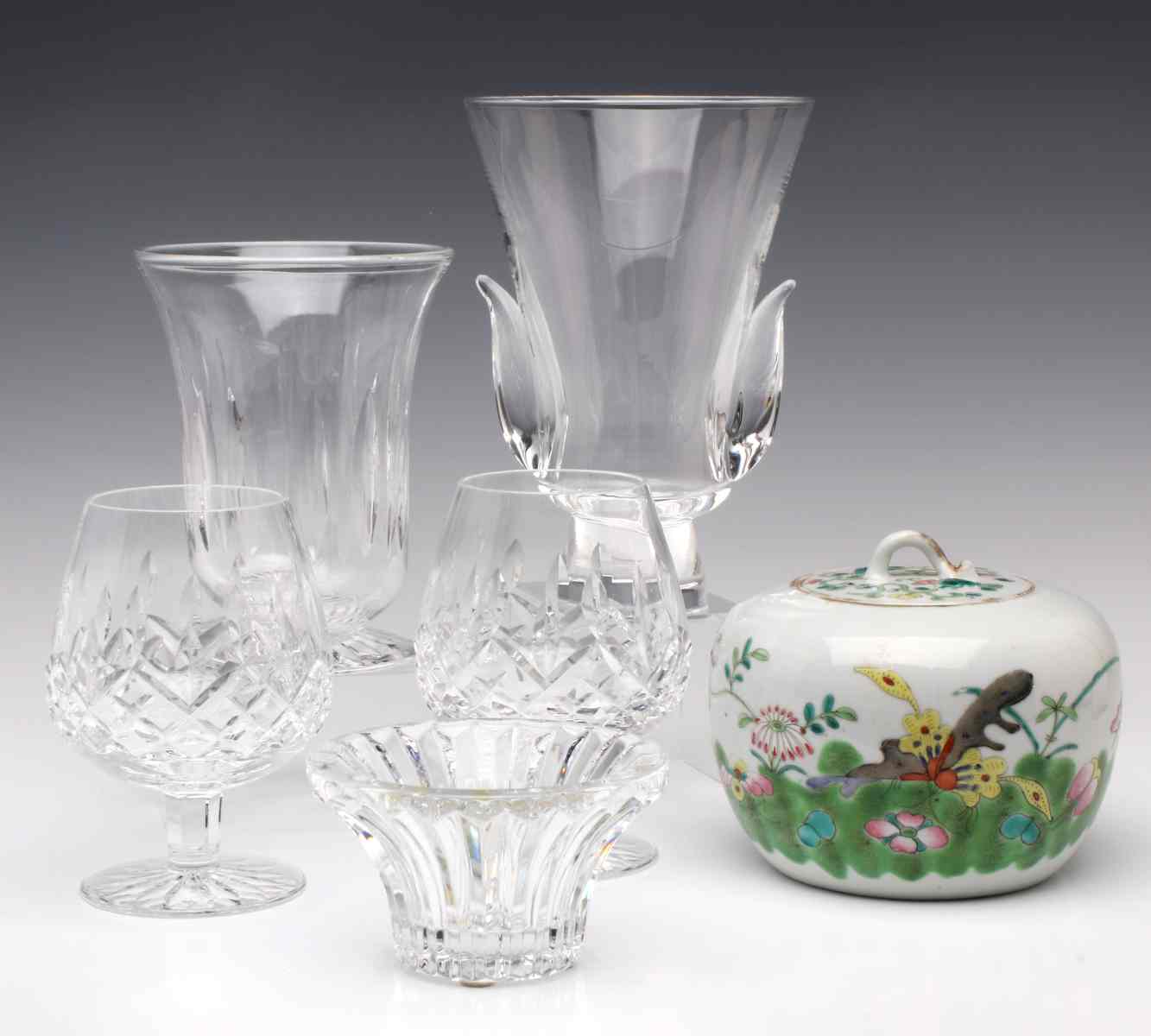 AN ESTATE LOT OF DISPARATE PORCELAIN AND GLASS
