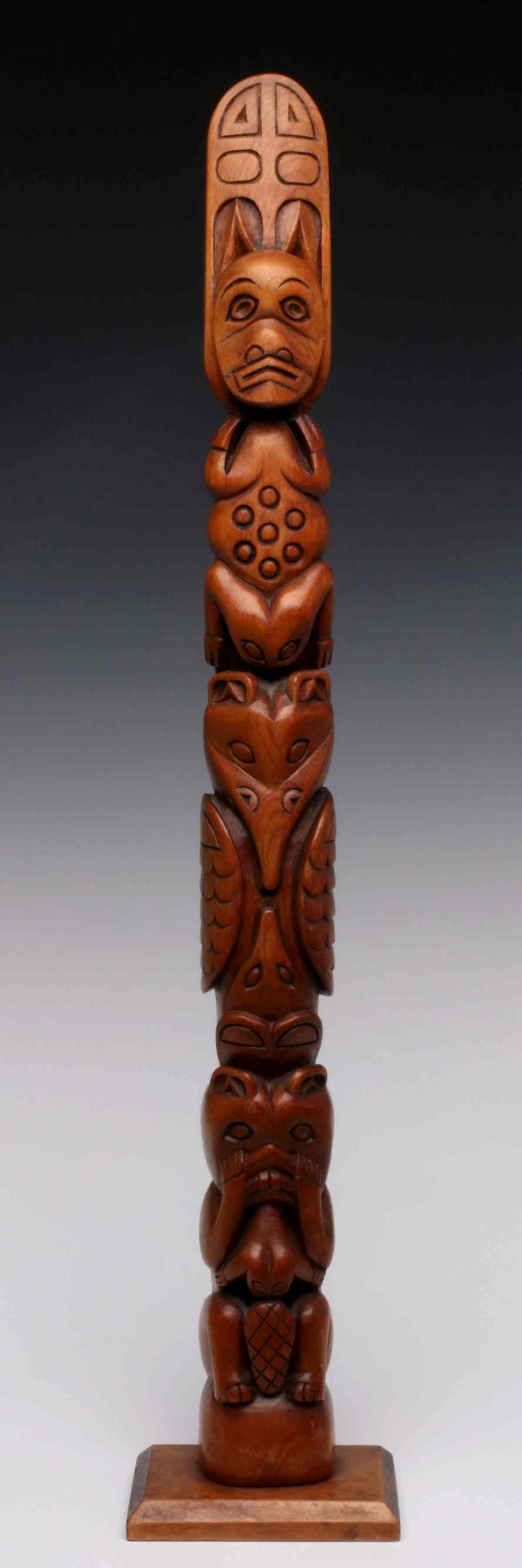 A 20TH CENTURY CARVED PINE WOOD TOTEM POLE