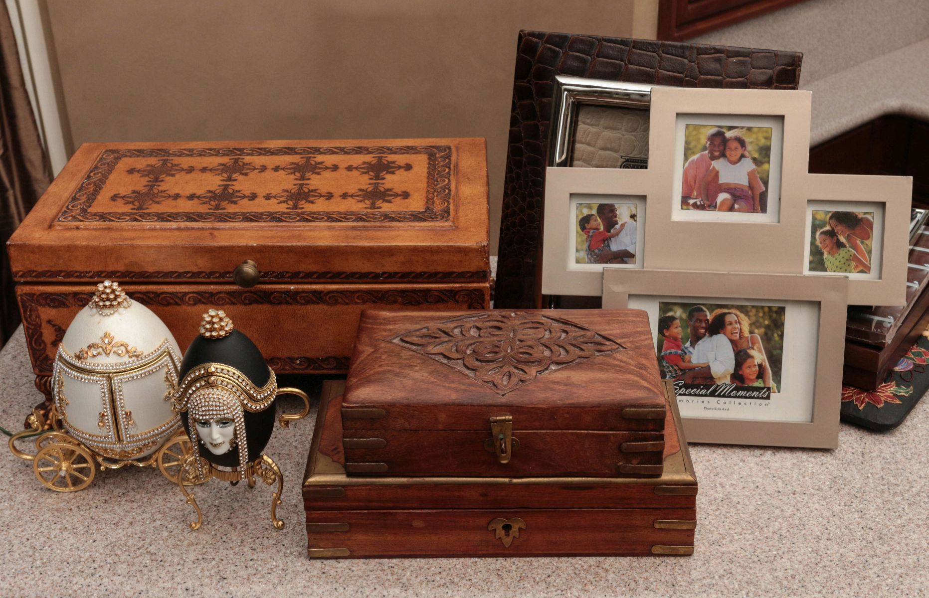 BOXES, FRAMES AND DECORATIVE ITEMS