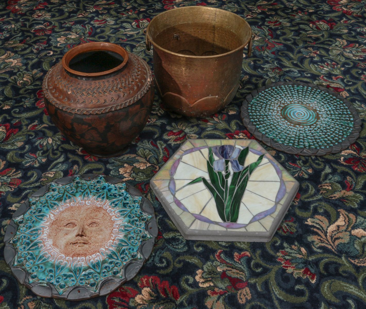 A COLLECTION OF VARIOUS DECORATIVE OBJECTS