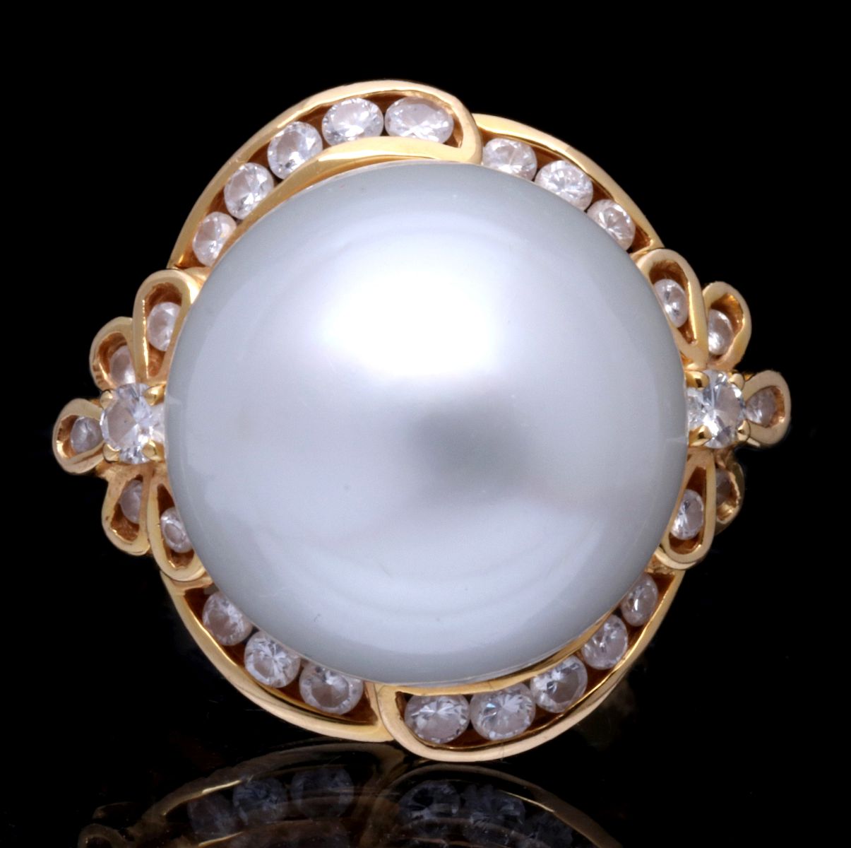 AN 18K GOLD AND DIAMOND RING WITH MABE PEARL