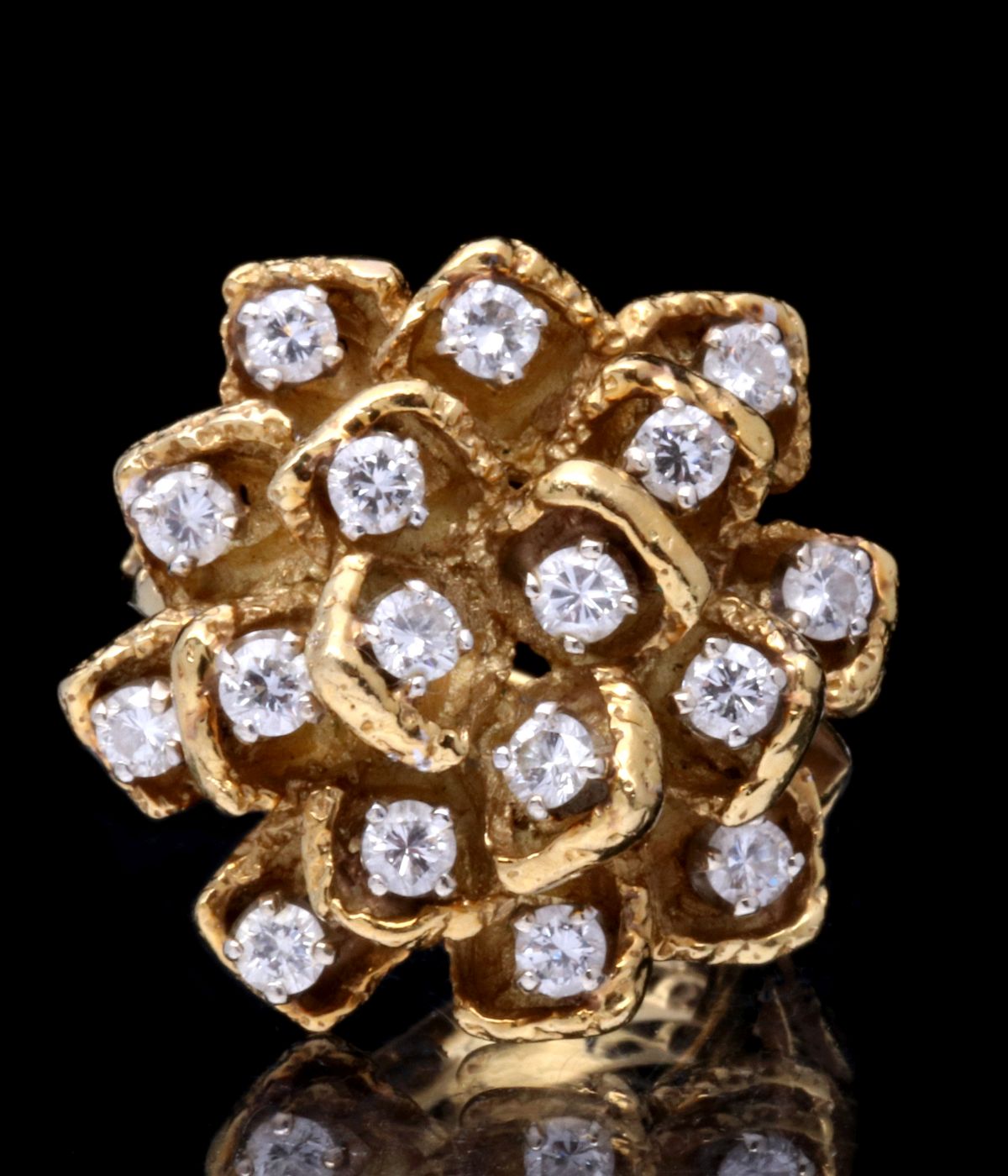 AN 18K GOLD AND DIAMOND COCKTAIL RING