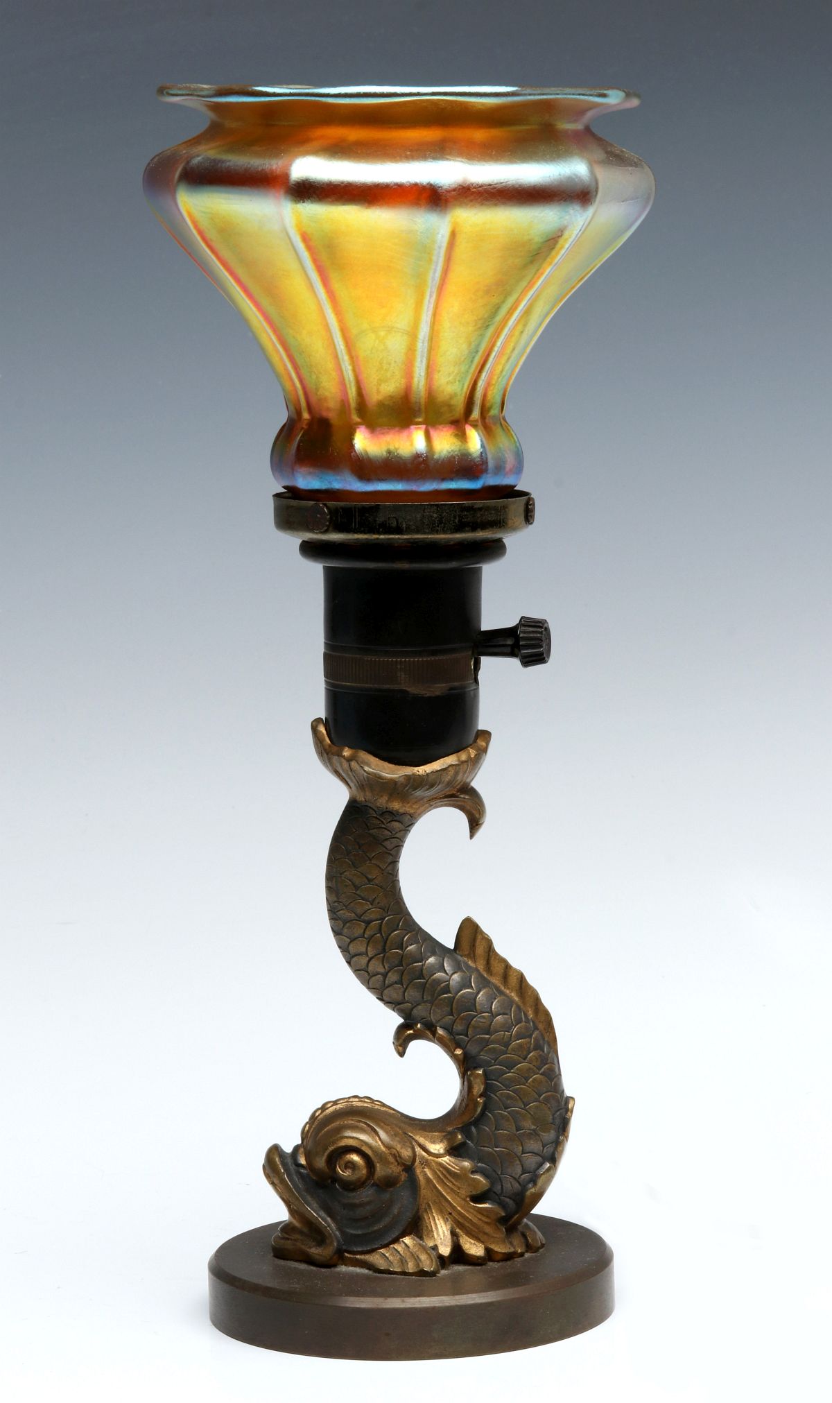 AN EARLY 20TH CENT BRONZE LAMP WITH STEUBEN SHADE