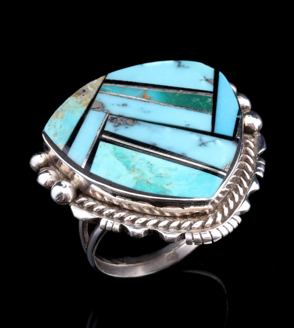 A ZUNI STERLING SILVER RING WITH SEMIPRECIOUS INLAYS