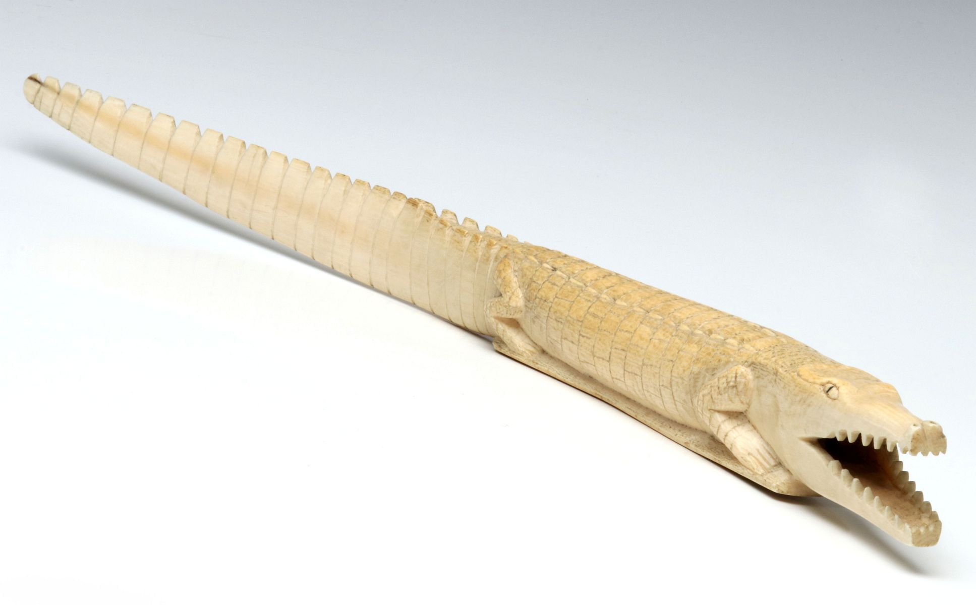 A MID 20TH CENTURY CARVED IVORY ALLIGATOR SCULPTURE