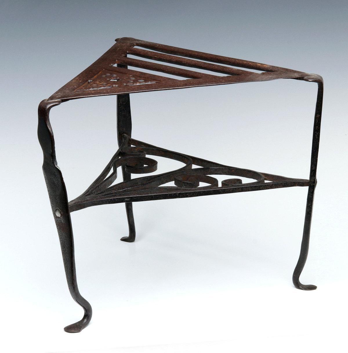 A LARGE 18TH CENTURY FORGED IRON FIREPLACE TRIVET