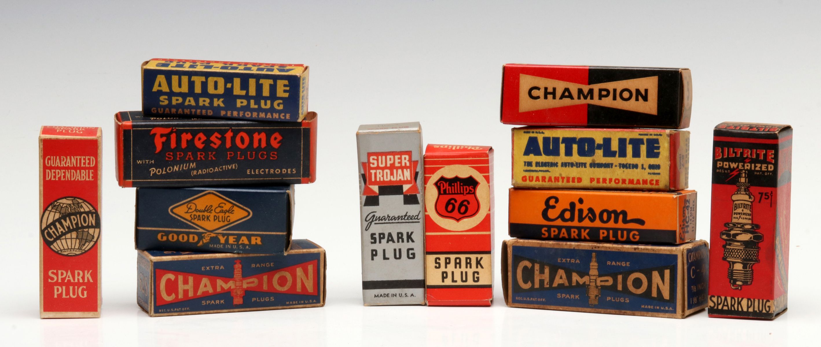 A COLLECTION OF VINTAGE SPARK PLUGS IN ORIGINAL BOX