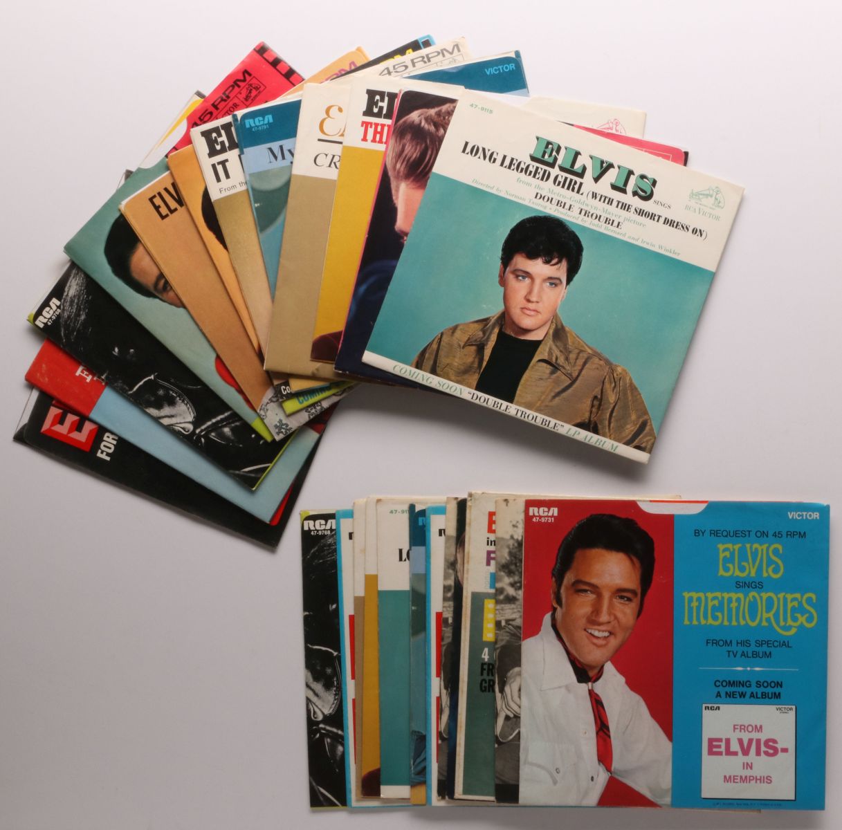 A COLLECTION OF ELVIS PRESLEY 45 RECORD AND SLEEVES
