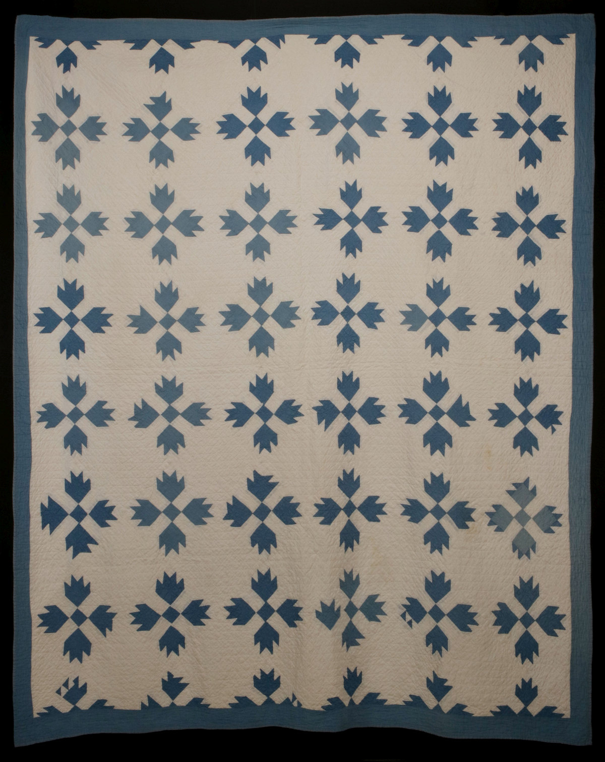 AN EARLY 20TH C BLUE AND WHITE BEAR'S PAW PATTERN QUILT