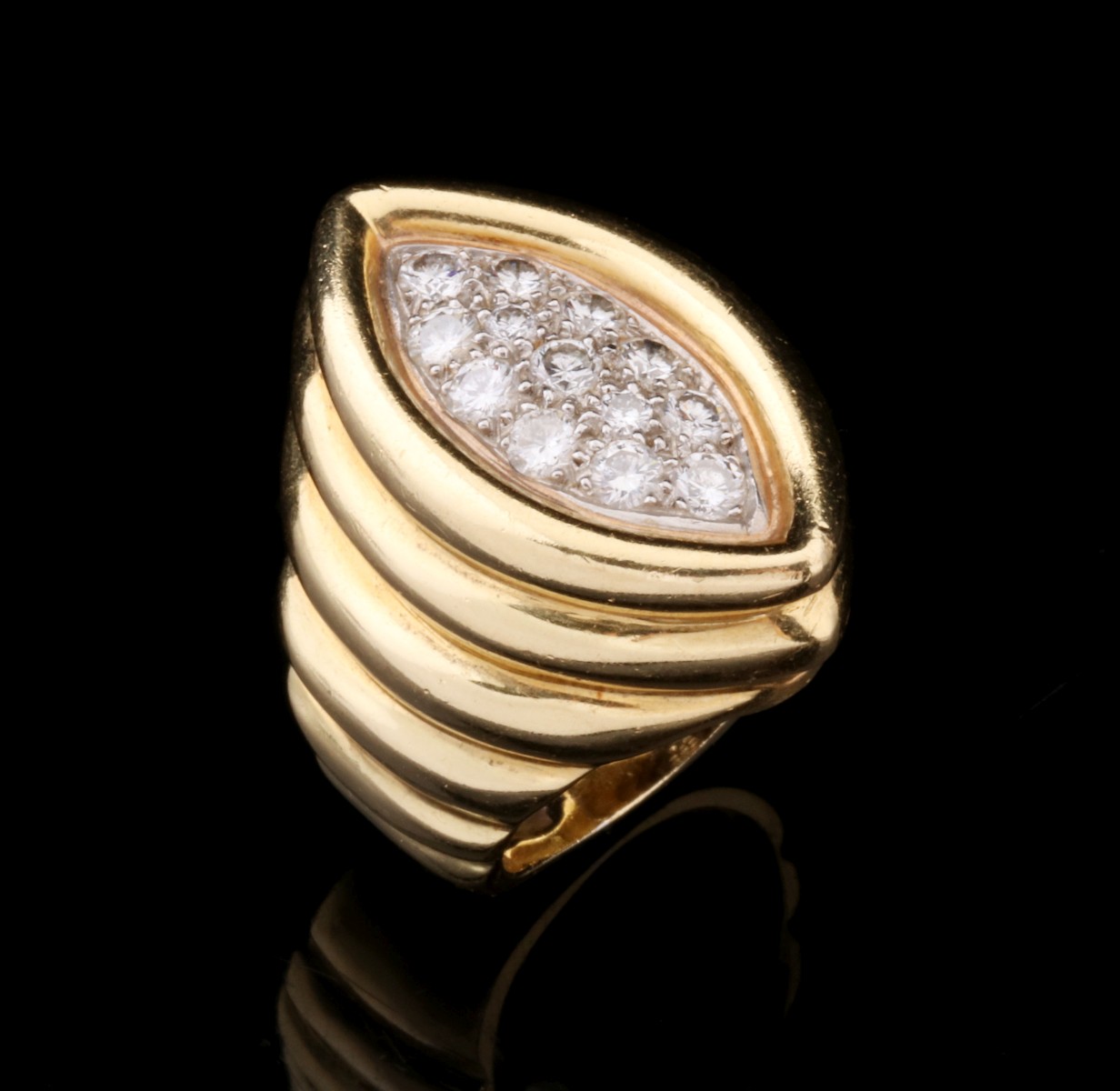 AN 18K GOLD AND DIAMOND FASHION RING, APPROX 1.1 CARATS