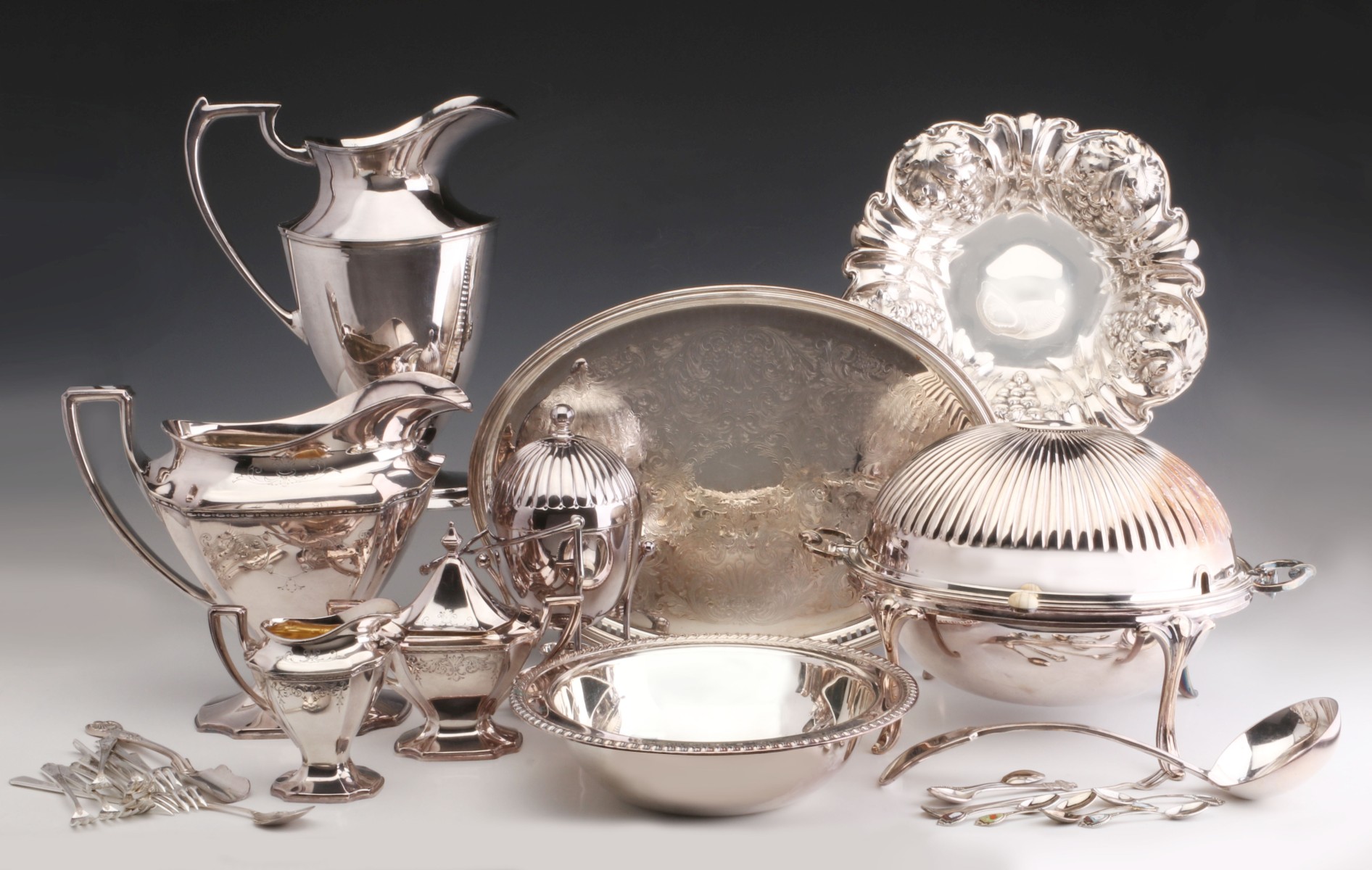 A COLLECTION OF EARLY TO MID 20TH CENTURY SILVER PLATE