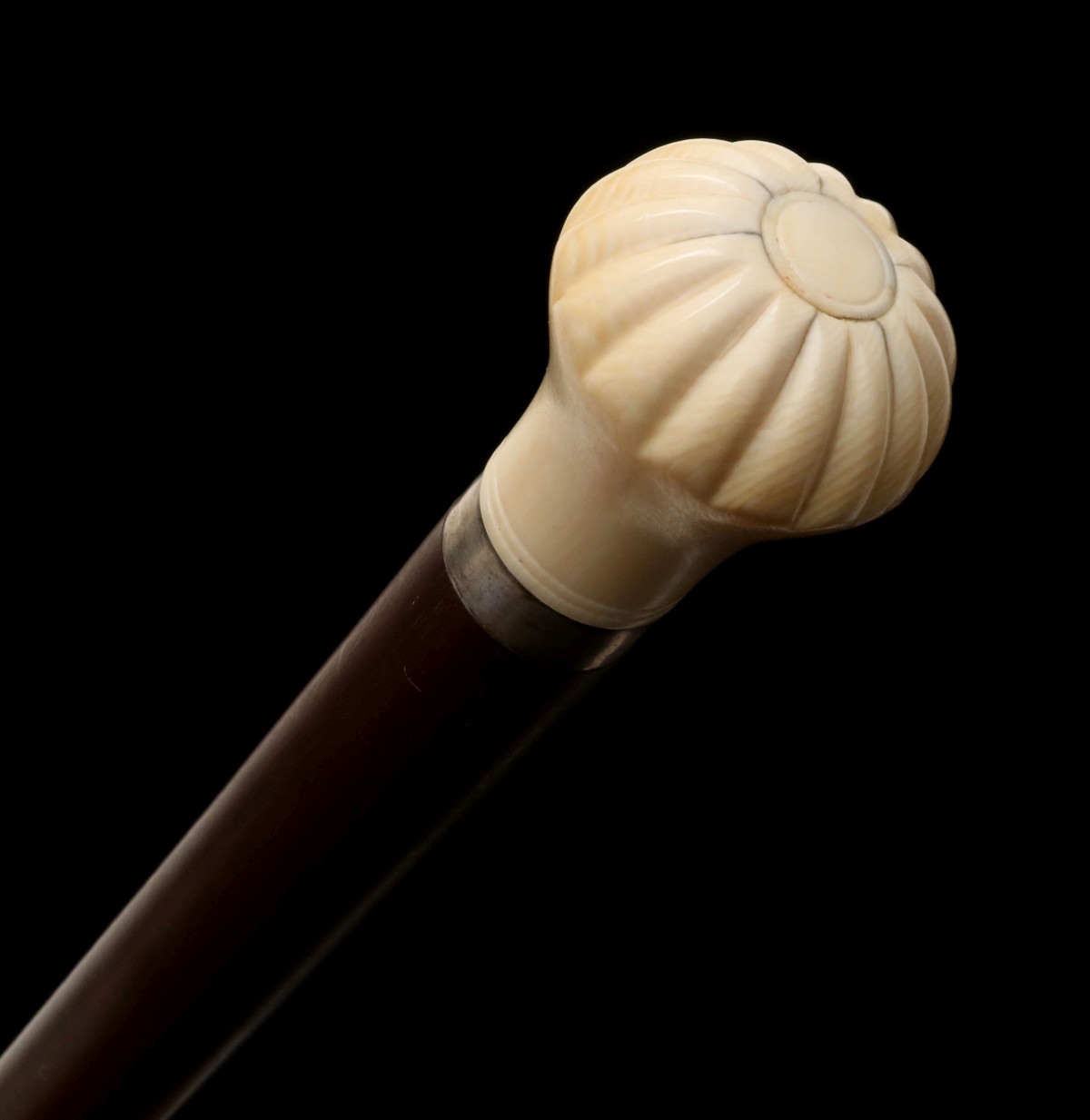 A 19TH CENT EXOTIC WOOD WALKING STICK WITH KNOB HANDLE