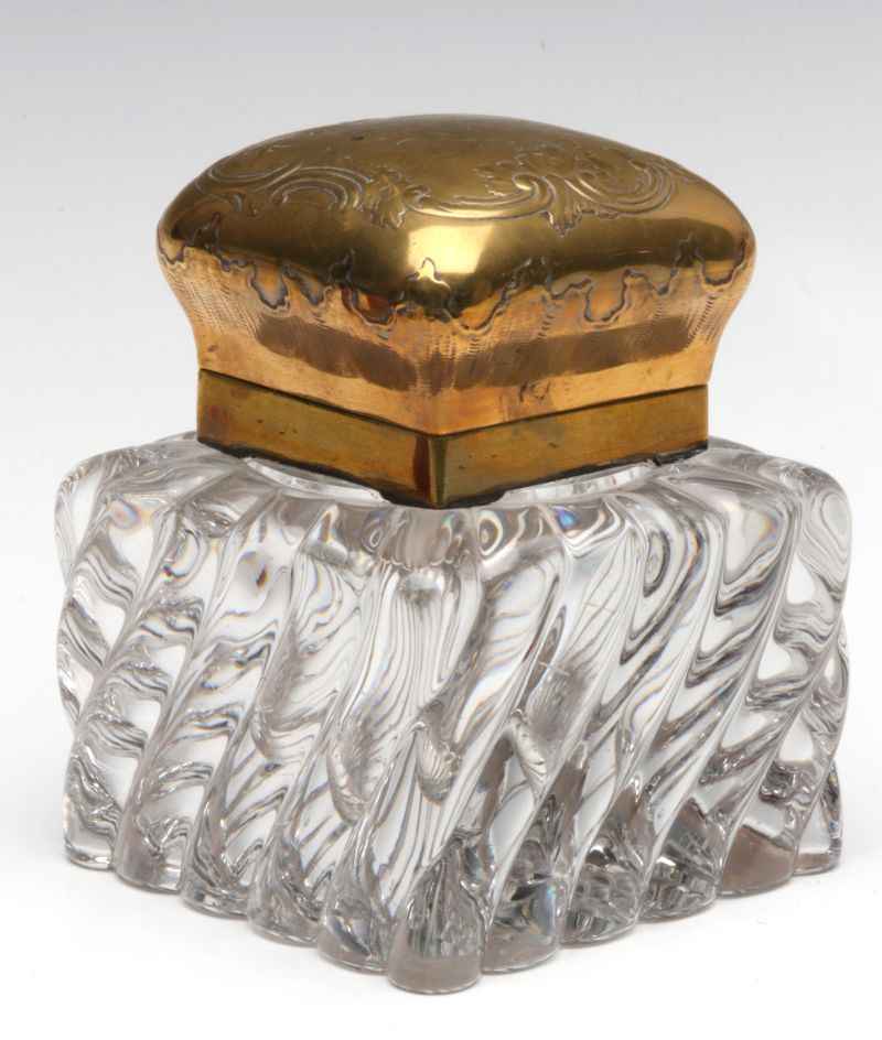AN ANTIQUE SWIRLED RIB GLASS INK WELL WITH BRASS TOP