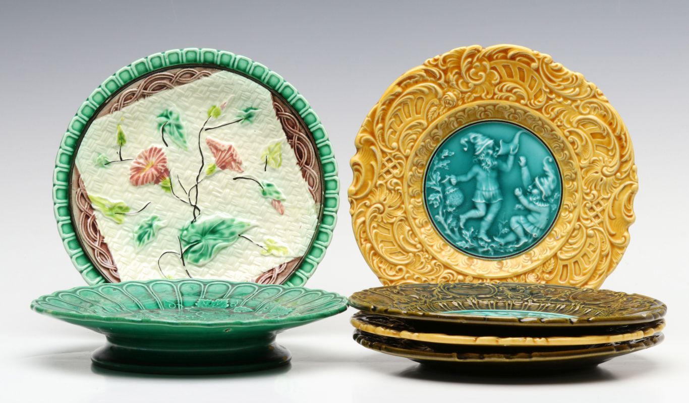A COLLECTION OF ANTIQUE MAJOLICA PLATES AND SERVERS