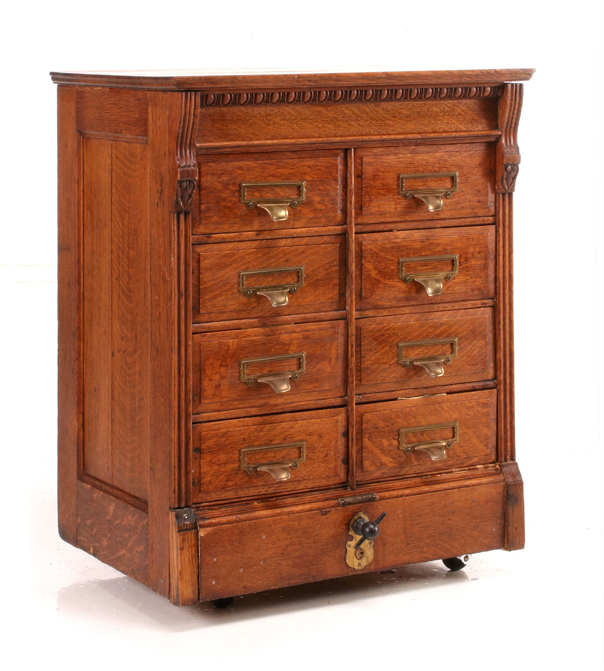 A SHORT OAK CASE OF DRAWERS WITH BRASS PULLS C. 1880