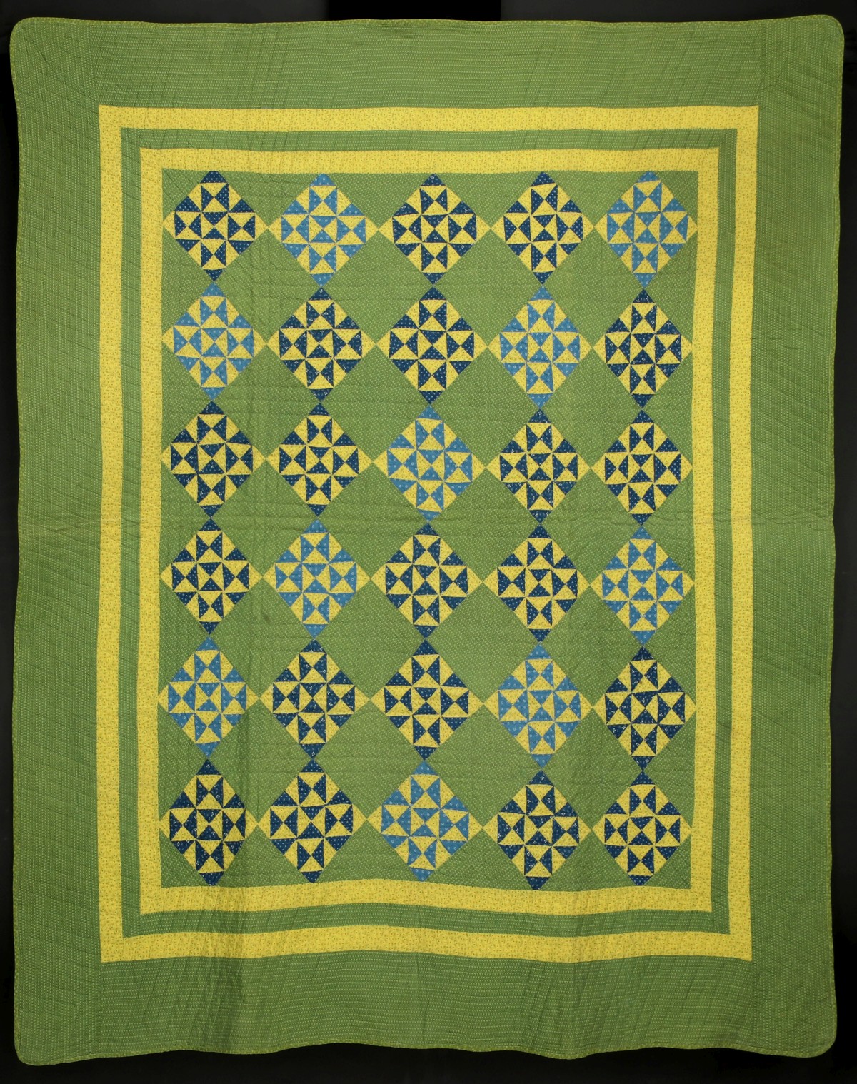 AN ANTIQUE 'BROKEN DISHES' PATTERN CALICO QUILT