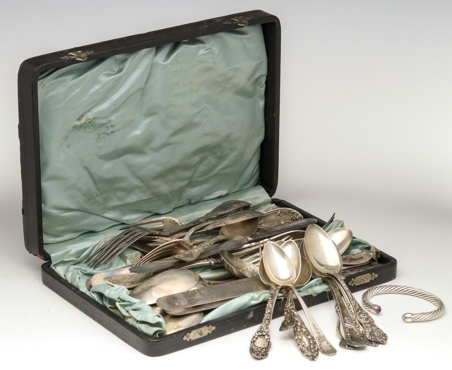 A GROUP LOT OF SILVER, PLATE AND JEWELRY