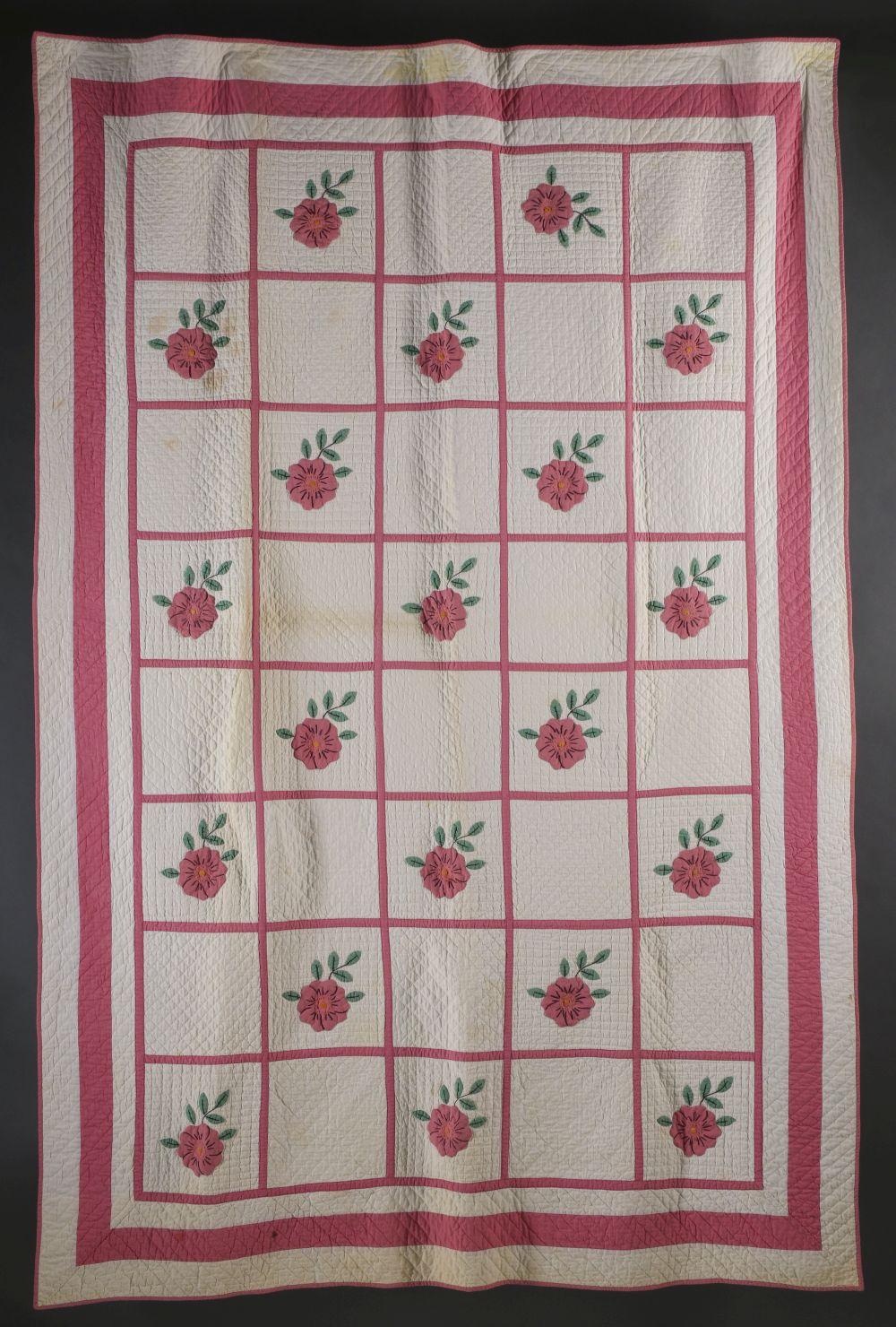 A VINTAGE APPLIQUE QUILT WITH ROSES