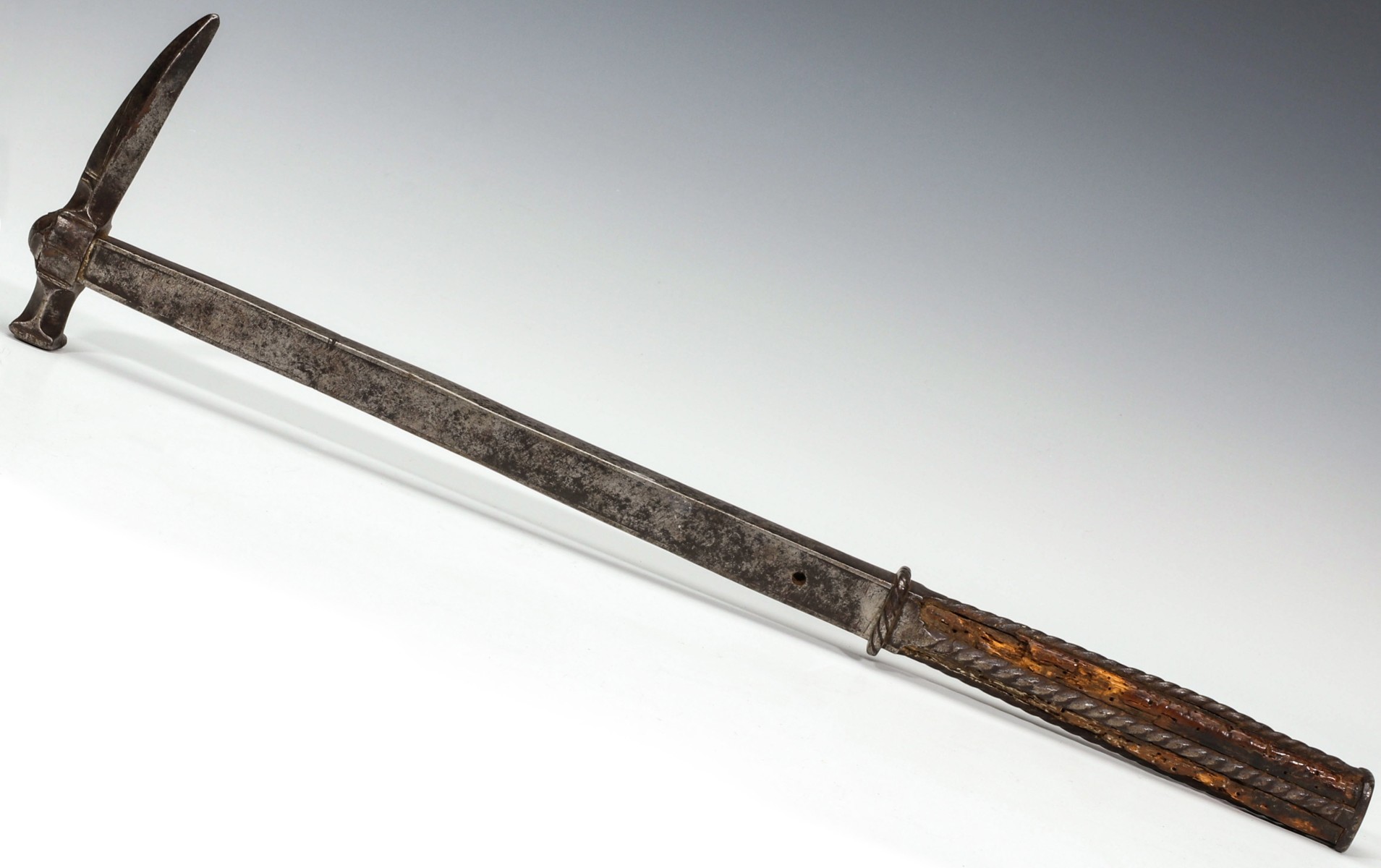 A LATE 16TH TO EARLY 17TH CENTURY STEEL WAR HAMMER