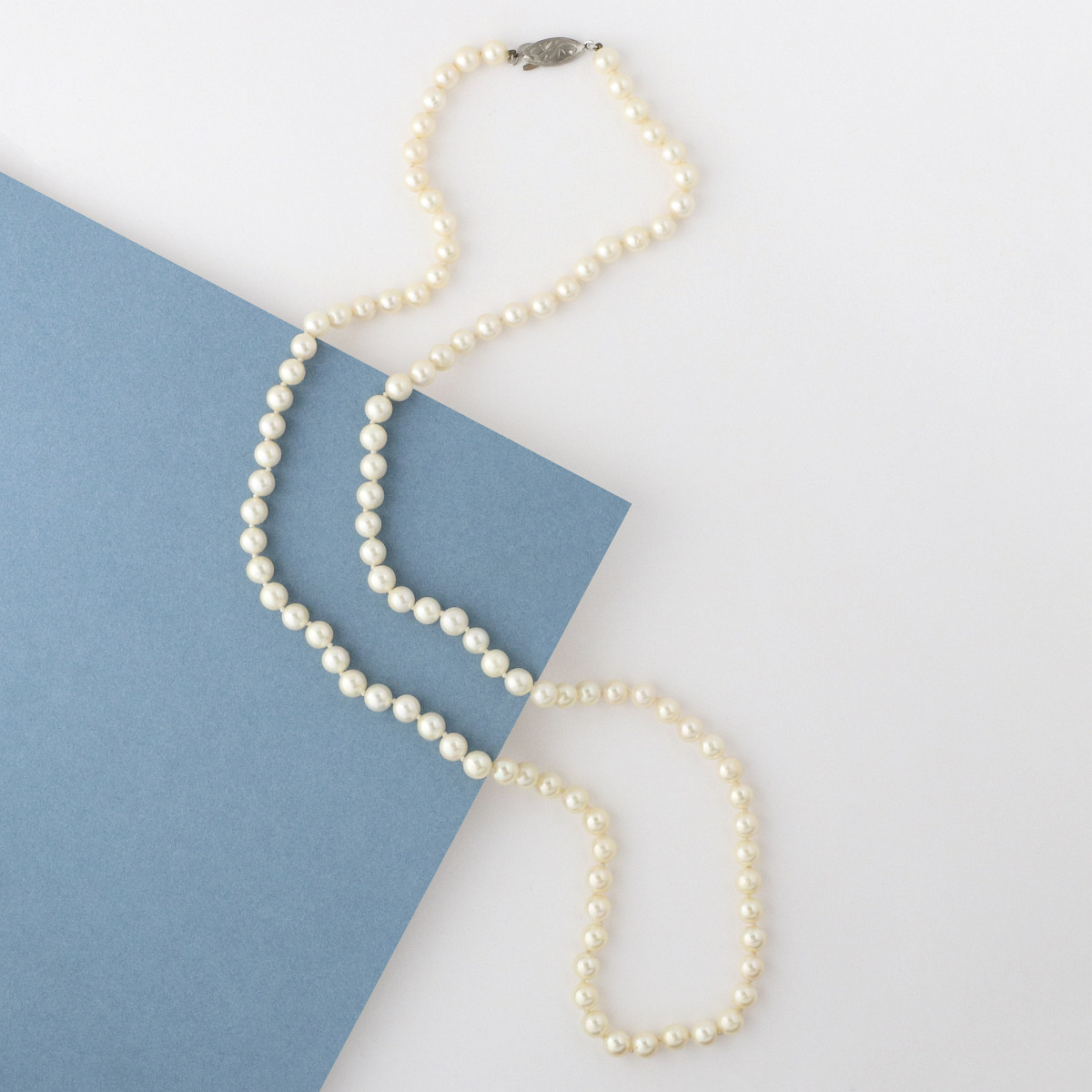 AN MATINEE LENGTH STRAND OF CULTURED PEARLS
