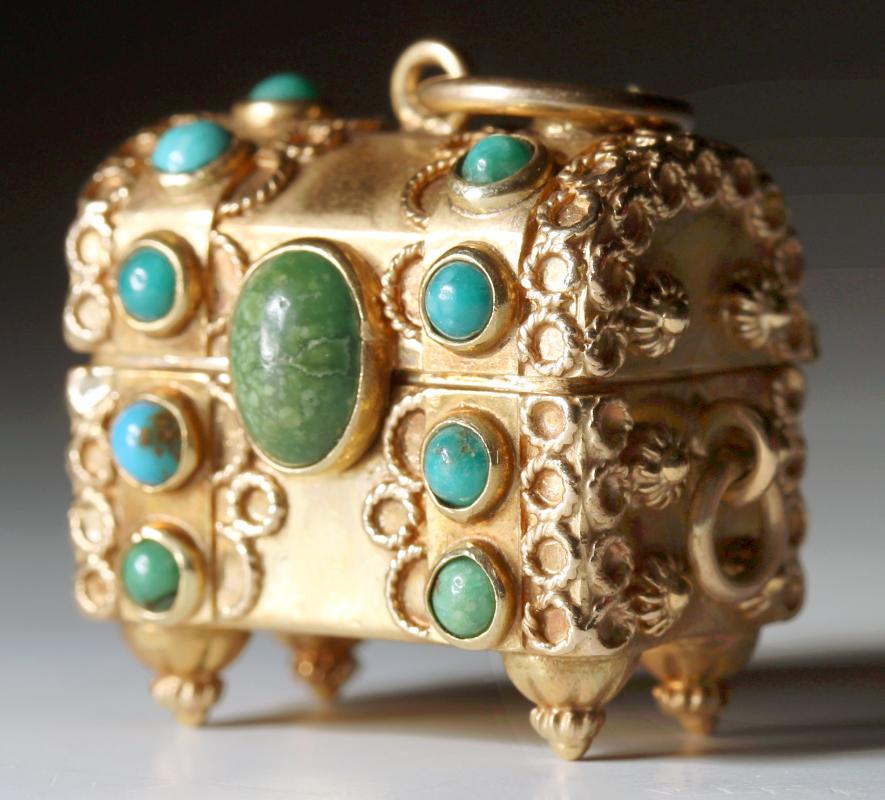 A MINIATURE GOLD TREASURE CHEST CHARM WITH TURQUOISE