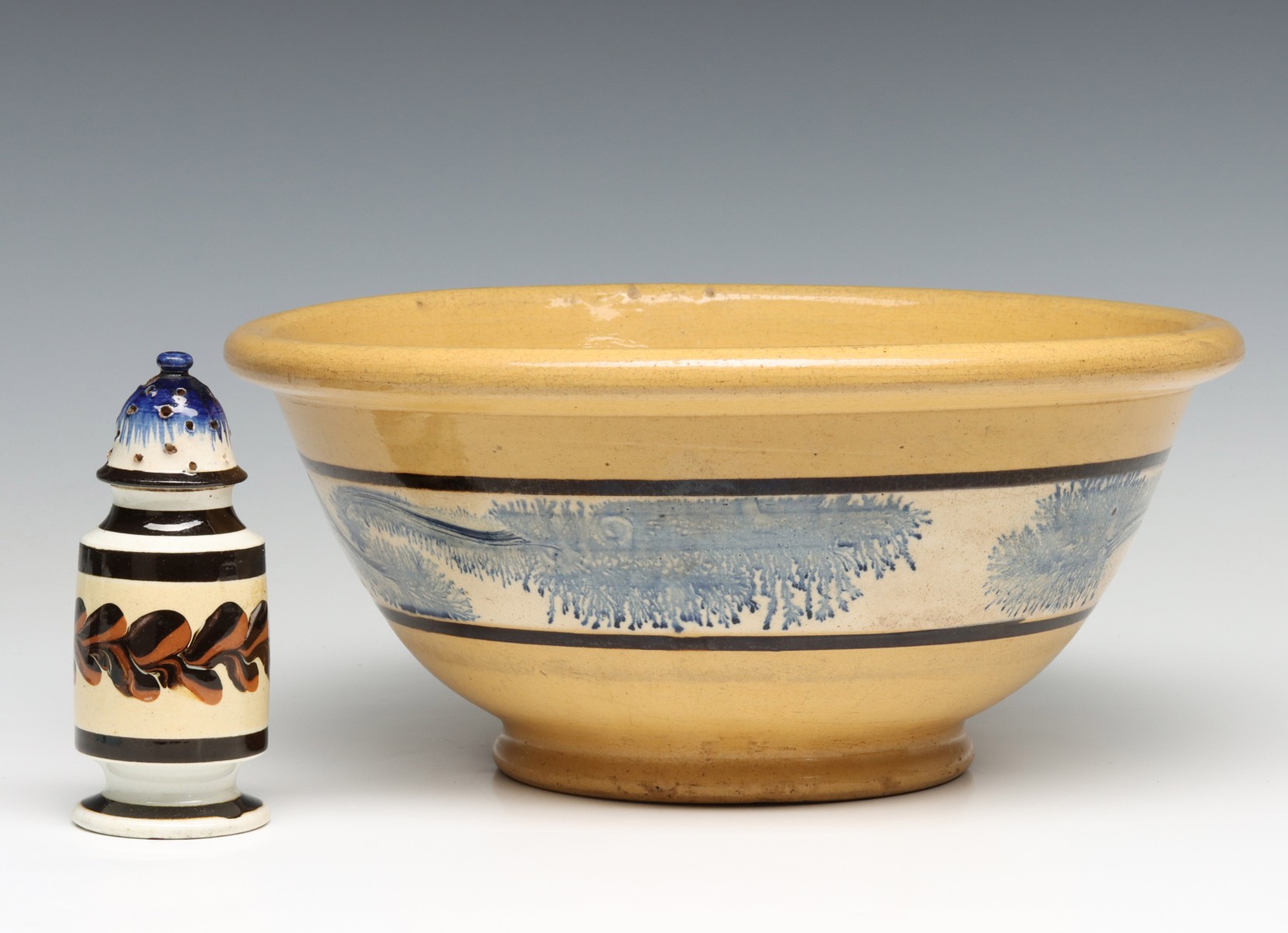 MOCHAWARE PEPPER POT AND YELLOW WARE BOWL WITH SEAWEED