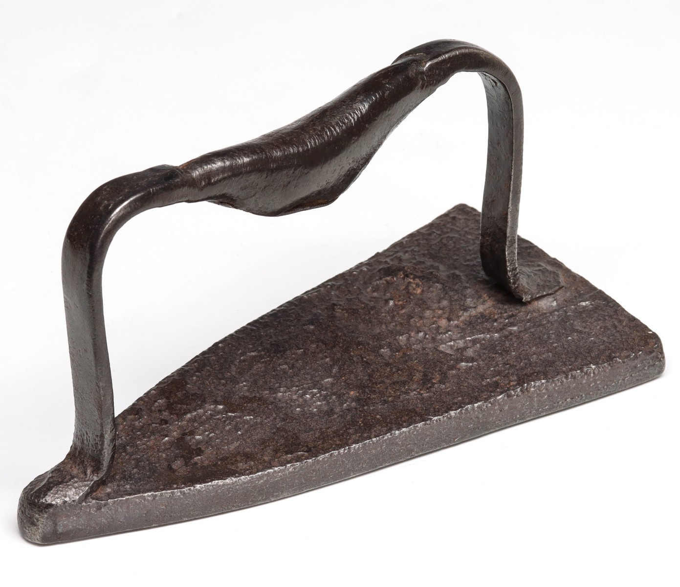 AN 18TH/ 19TH CENTURY PRESSING IRON WITH 'BELL' HANDLE