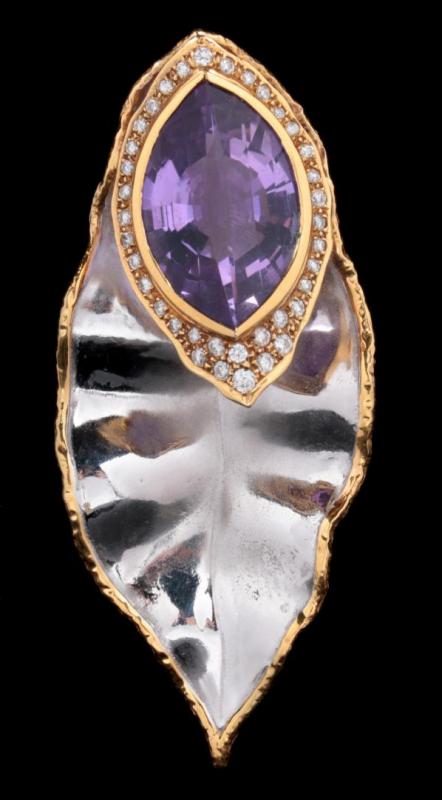 AN AMETHYST AND DIAMOND BROOCH/PENDANT IN 18K GOLD