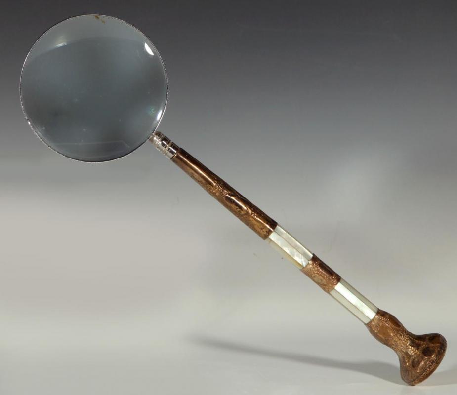 A MAGNIFYING GLASS WITH ANTIQUE MOTHER OF PEARL HANDLE
