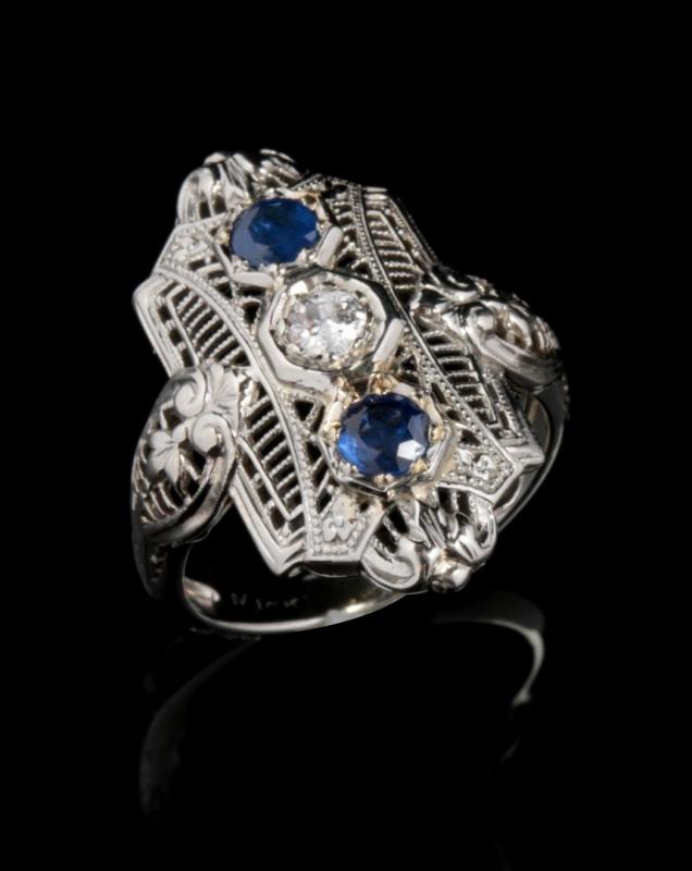 AN ART DECO STYLE 18K RING WITH DIAMONDS AND SAPPHIRES