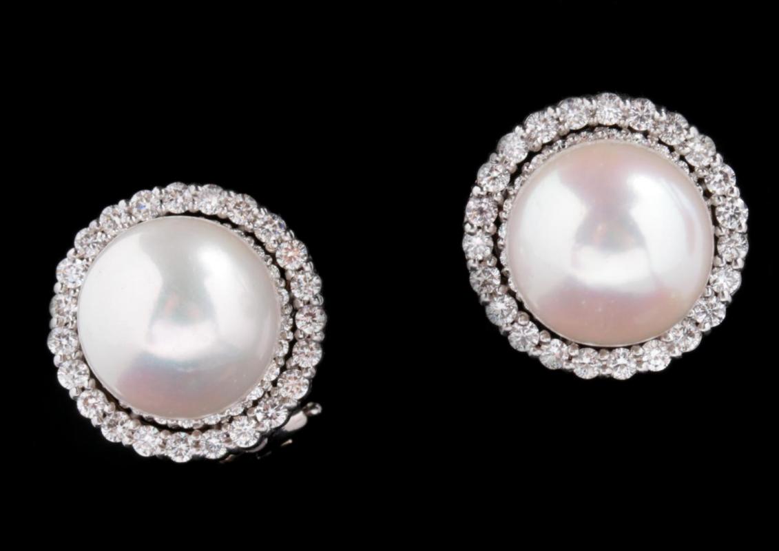 A FINE PAIR OF 18K PEARL AND DIAMOND EARRINGS