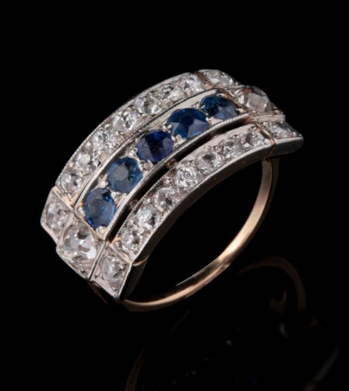 A VINTAGE DIAMOND AND SAPPHIRE FASHION RING