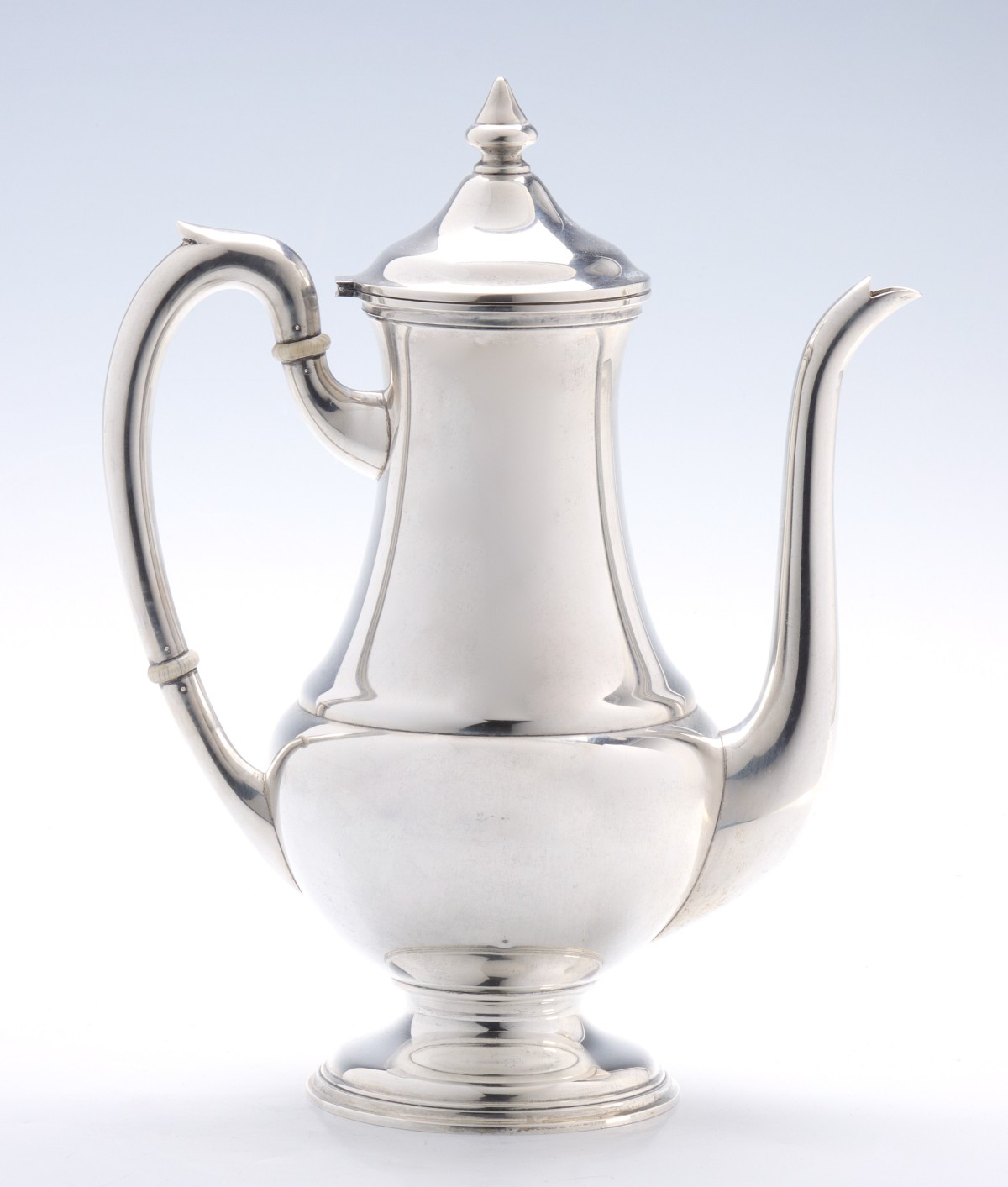 A MID 20TH CENTURY STERLING SILVER COFFEE POT