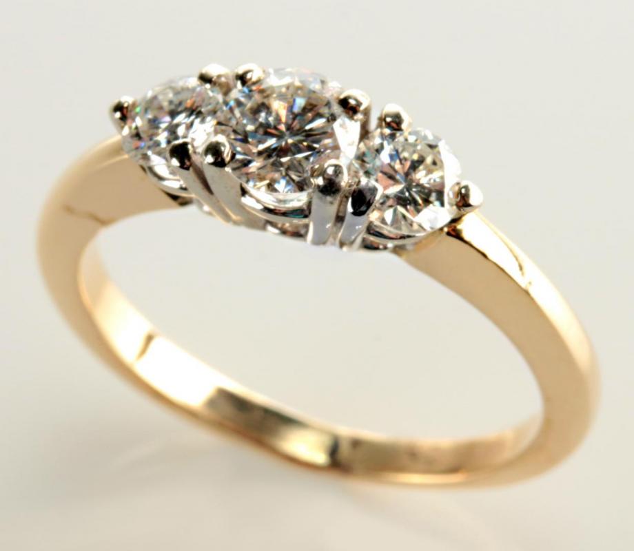 A 14K GOLD PAST, PRESENT AND FUTURE DIAMOND RING